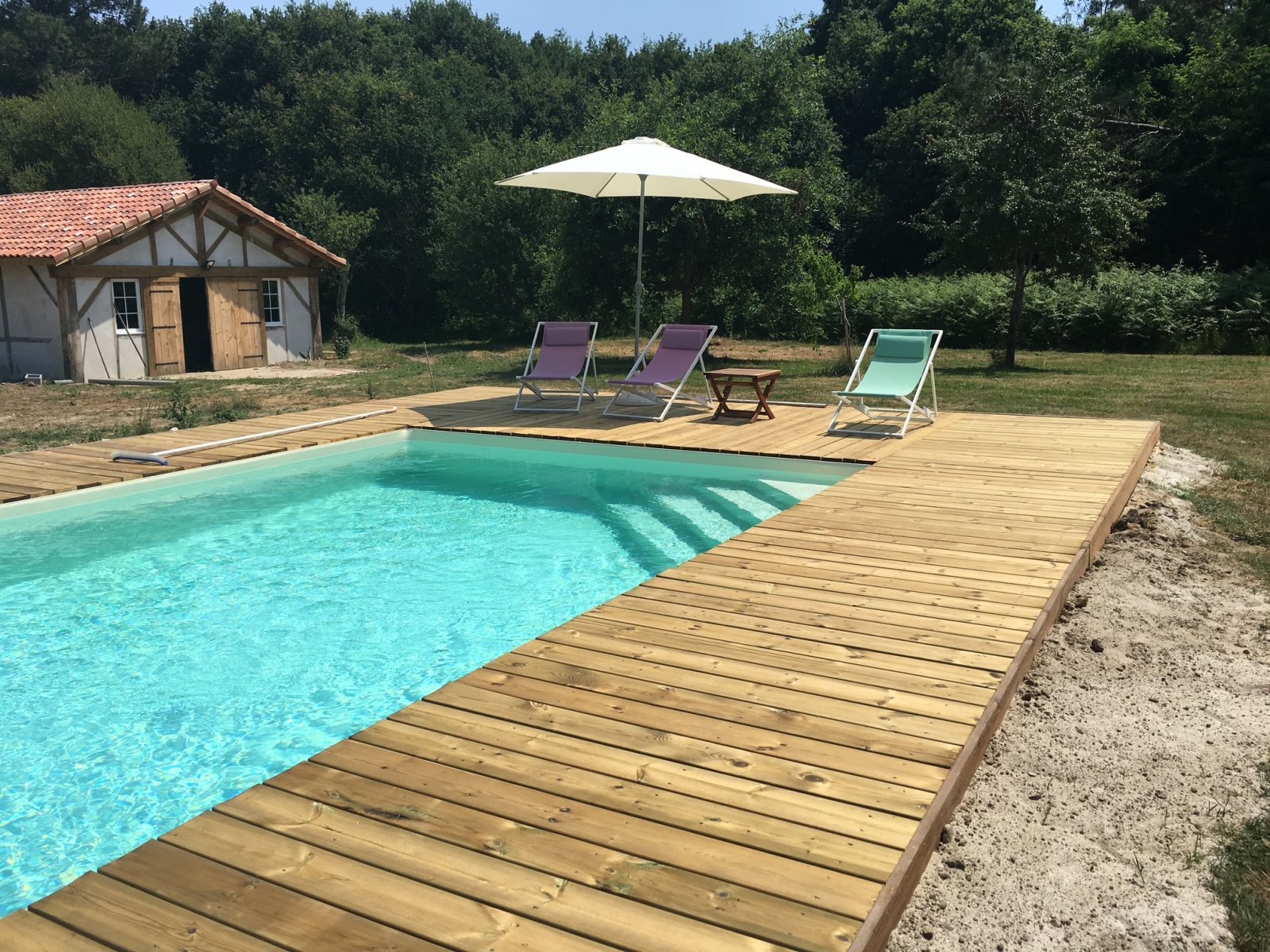Bassin 8x4, escalier en angle, pvc armé sable, terrasse en pin