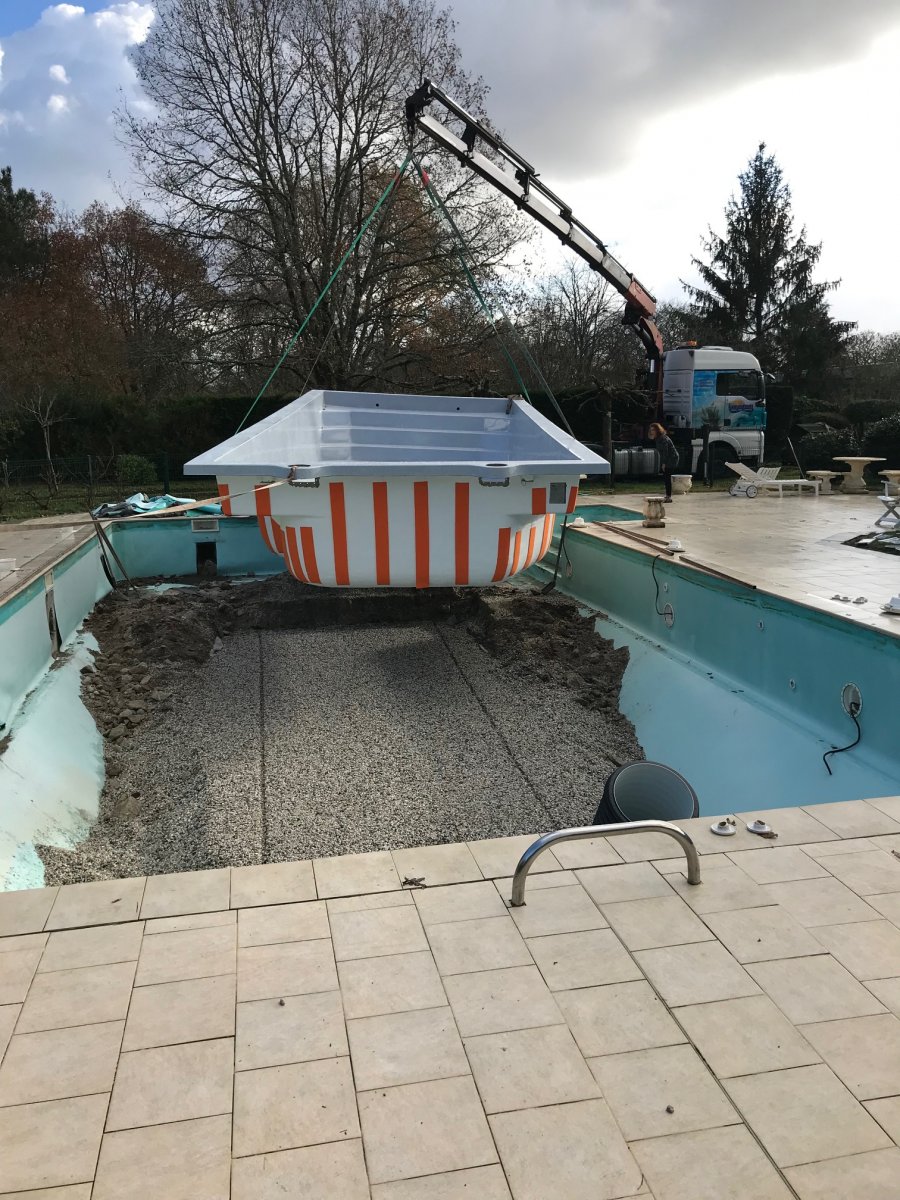 Rénovation piscine coque très grand modèle condamné et adapté bassin pour recevoir une coque polyester plus petite