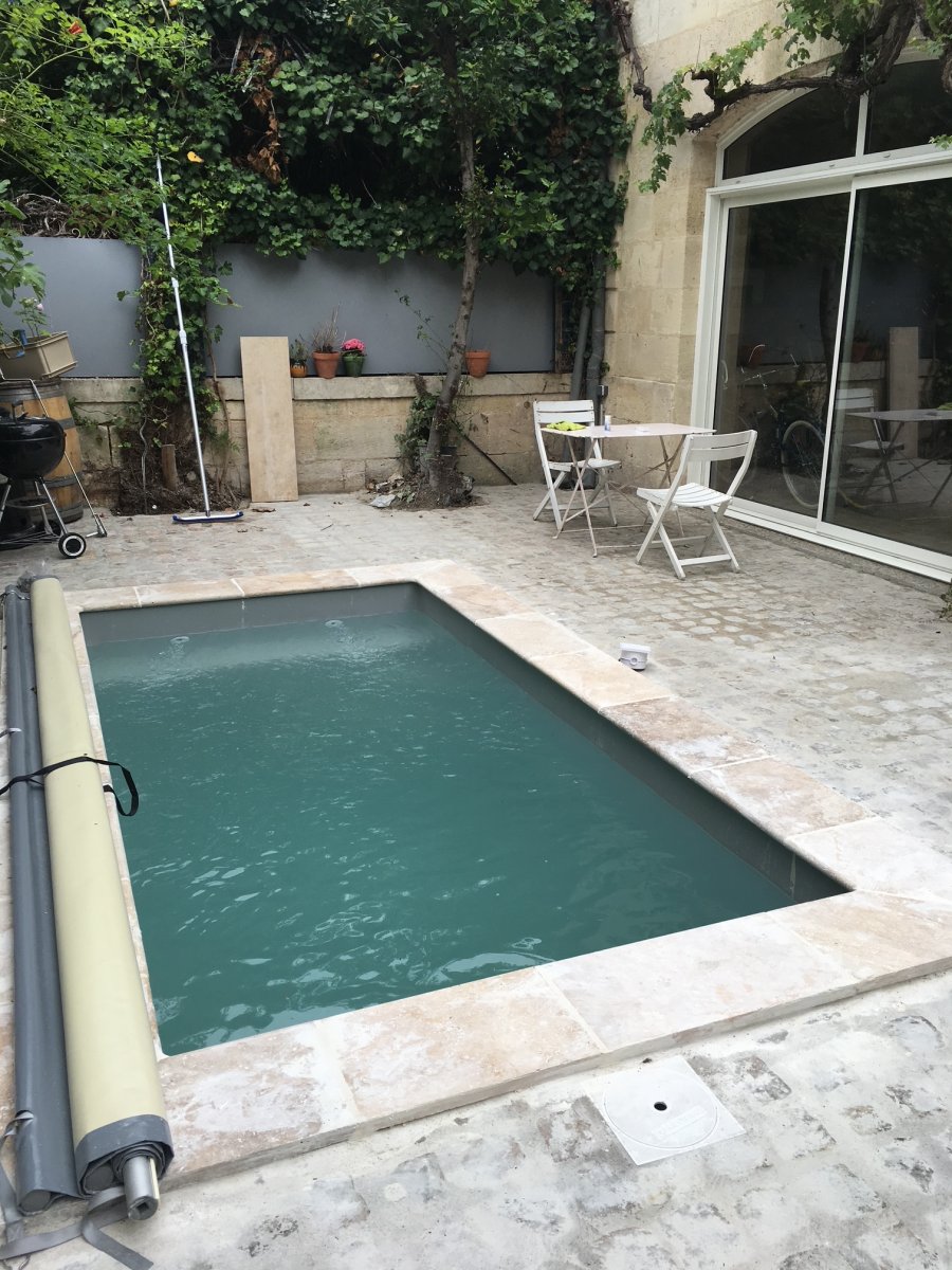 Bassin 4x2,5m fond plat, 140 pvc armé gris anthracite, margelles, travertin terrasse pavés de Bordeaux