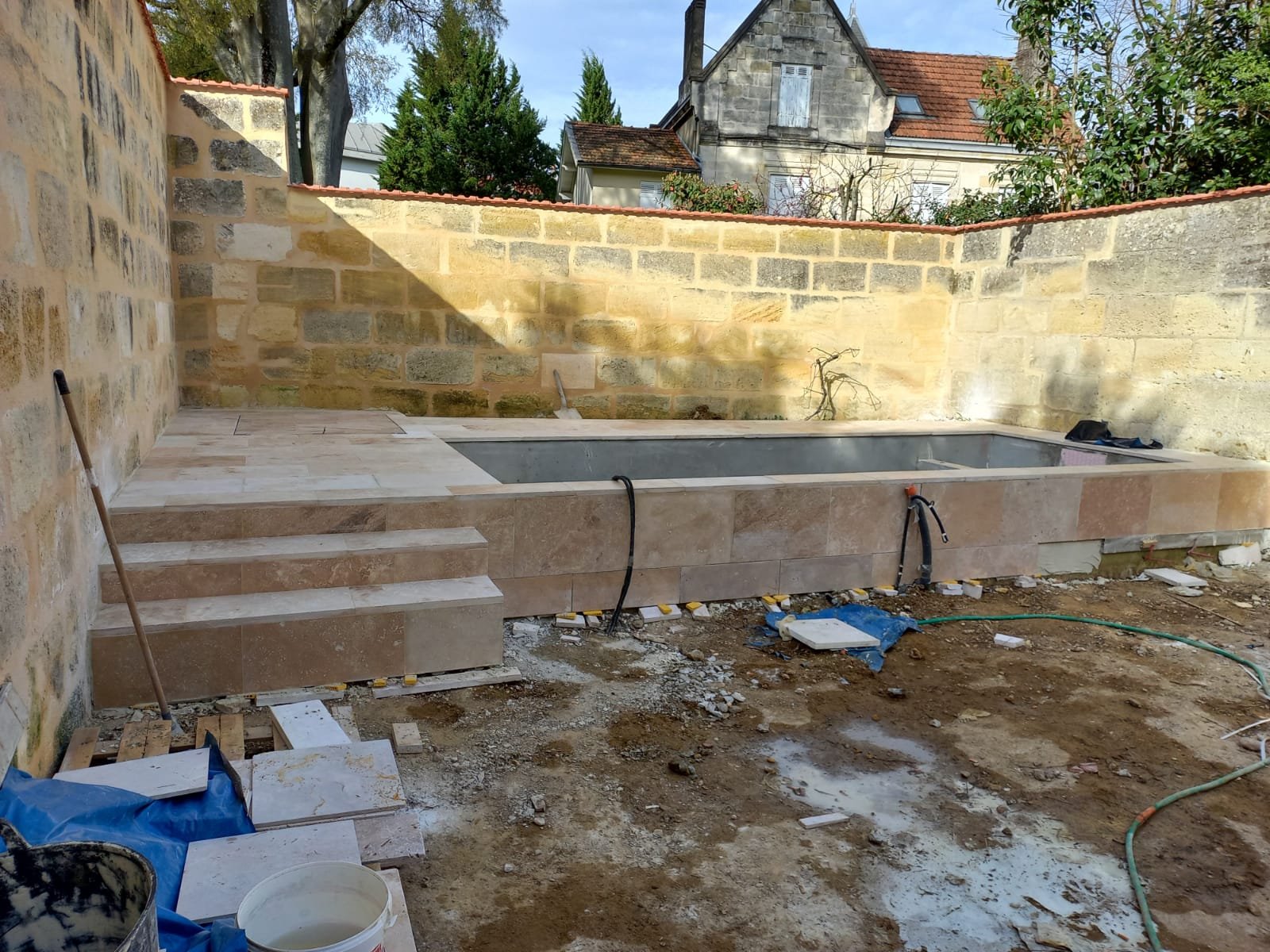 piscine 10m2 terrasse travertin creation local technique enterre et escalier bassin semi enterre